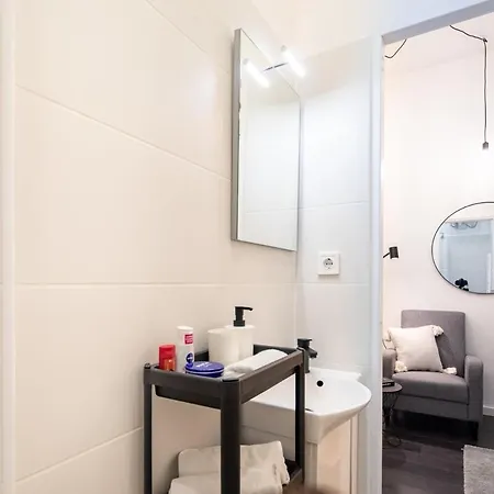 Mini - New - Elegant Downtown Retreat