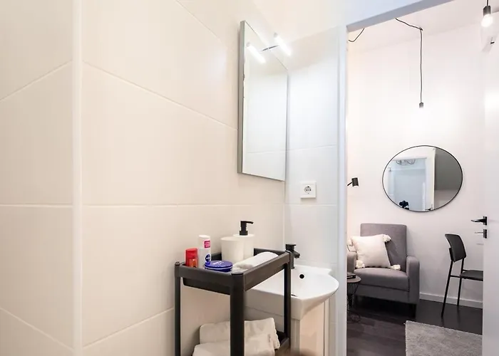 Mini - New - Elegant Downtown Retreat