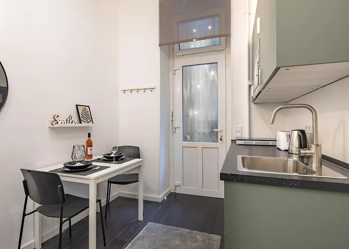 Mini - New - Elegant Downtown Retreat