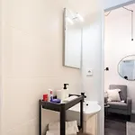 Mini - New - Elegant Downtown Retreat